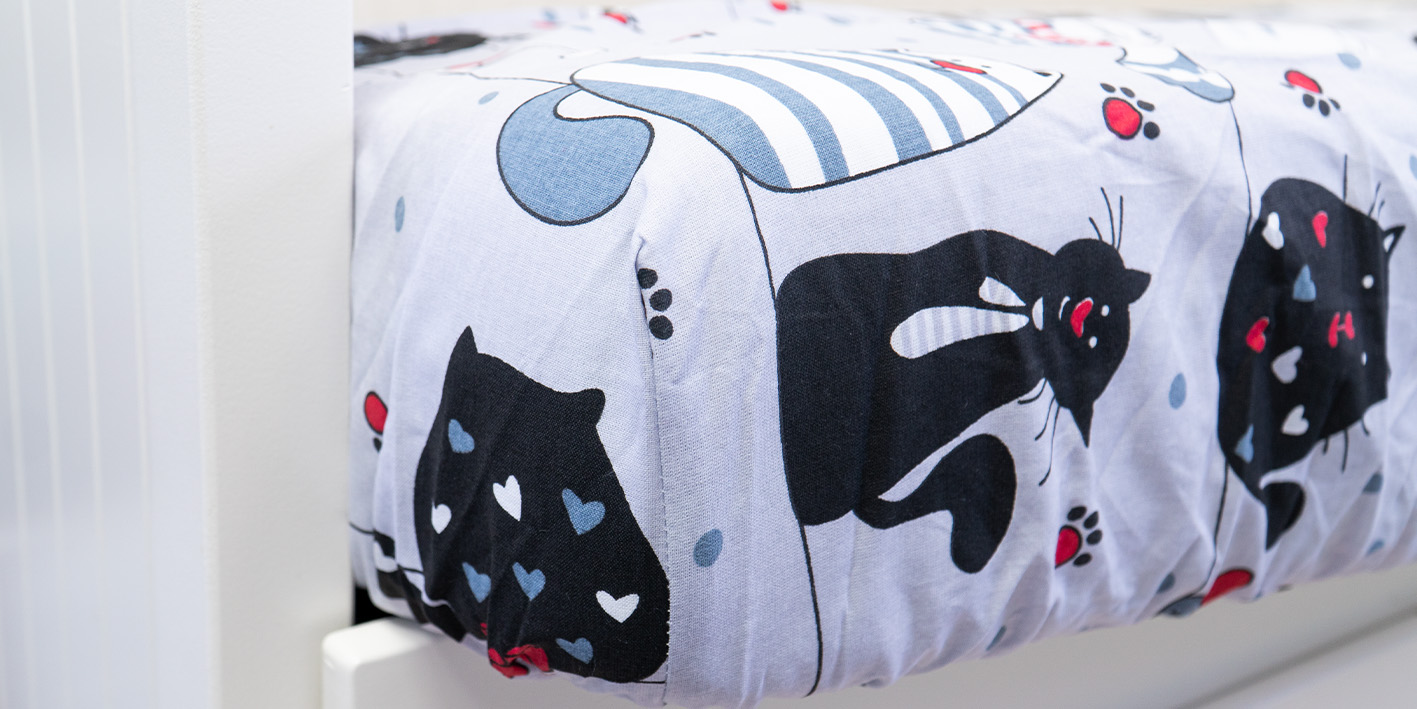 Polskie bawełniane prześcieradło z gumką koty łapki szare